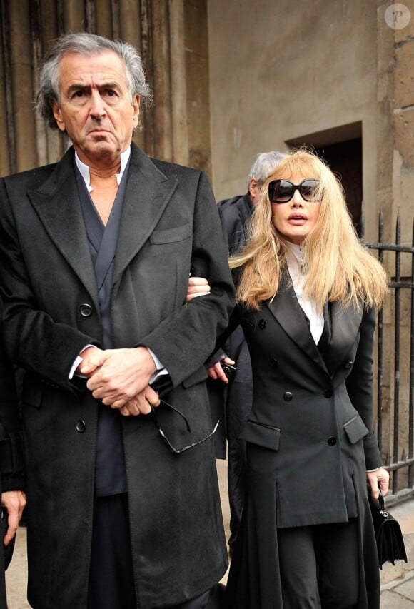 Arielle Dombasle et Bernard Henri-Levy lors des obsèques d'Andrée Putman en l'Eglise Saint-Germain-des-Prés, le 23 janvier 2013.
