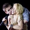 Shakira en concert, enlacée par son chéri Gerard Piqué, à Barcelone, le 29 mai 2011.
