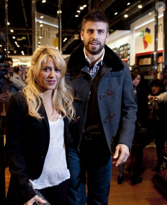 Gerard Piqué et sa belle Shakira assistent à la présentation du livre du père du sportif, à Barcelone, le 17 novembre 2011.
