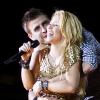 Shakira en concert, enlacée par son beau chéri Gerard Piqué, à Barcelone, le 29 mai 2011.