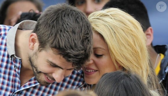 Shakira et Gerard Piqué se promènent à Barcelone, le 14 avril 2011.
