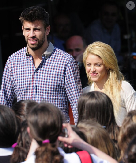 Shakira et Gerard Piqué se promènent dans les rues de Barcelone, le 14 avril 2011.