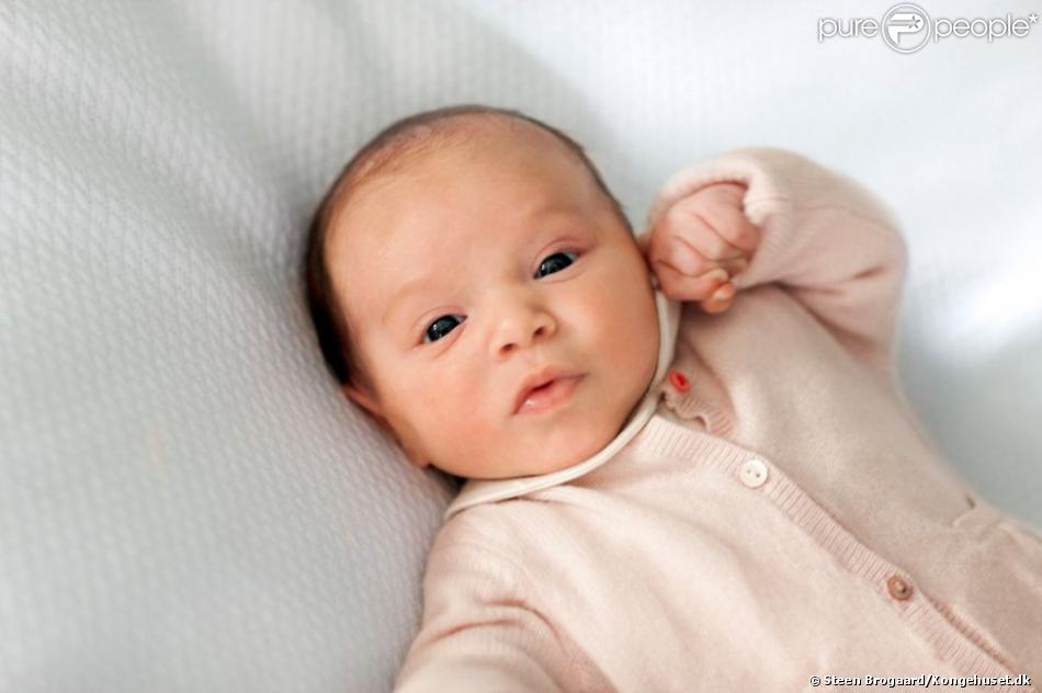 La princesse Athena de Danemark, premiers portraits officiels, révélés en mars 2012, deux mois après sa naissance.