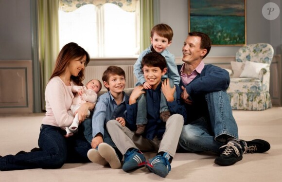 La princesse Athena de Danemark, premiers portraits officiels, révélés en mars 2012, deux mois après sa naissance.