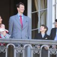  Le prince Joachim de Danemark et la princesse Marie au balcon du palais Amalienborg à Copenhague avec leurs enfants et la petite princesse Athena, le 16 avril 2012, pour le 72e anniversaire de la reine Margrethe II. 