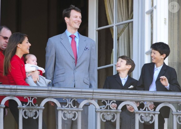 Le prince Joachim de Danemark et la princesse Marie au balcon du palais Amalienborg à Copenhague avec leurs enfants et la petite princesse Athena, le 16 avril 2012, pour le 72e anniversaire de la reine Margrethe II.