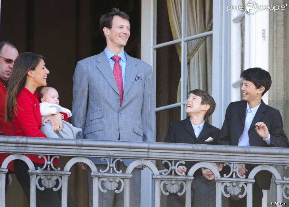  Le prince Joachim de Danemark et la princesse Marie au balcon du palais Amalienborg à Copenhague avec leurs enfants et la petite princesse Athena, le 16 avril 2012, pour le 72e anniversaire de la reine Margrethe II. 