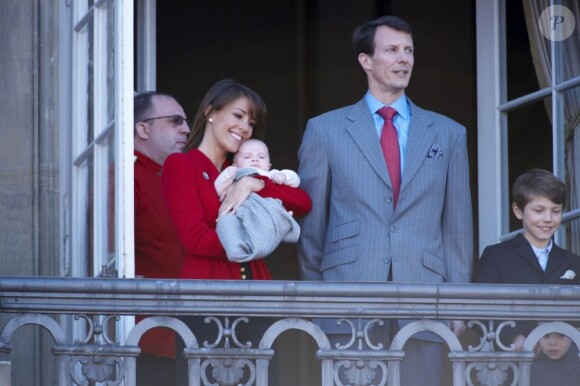 Le prince Joachim de Danemark et la princesse Marie au balcon du palais Amalienborg à Copenhague avec leurs enfants et la petite princesse Athena, le 16 avril 2012, pour le 72e anniversaire de la reine Margrethe II.