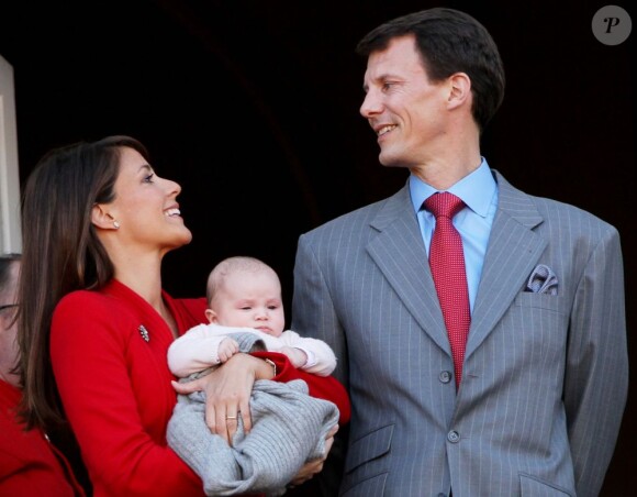 Le prince Joachim de Danemark et la princesse Marie au balcon du palais Amalienborg à Copenhague avec leurs enfants et la petite princesse Athena, le 16 avril 2012, pour le 72e anniversaire de la reine Margrethe II.