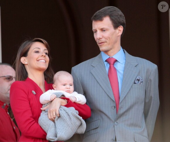 Le prince Joachim de Danemark et la princesse Marie au balcon du palais Amalienborg à Copenhague avec leurs enfants et la petite princesse Athena, le 16 avril 2012, pour le 72e anniversaire de la reine Margrethe II.