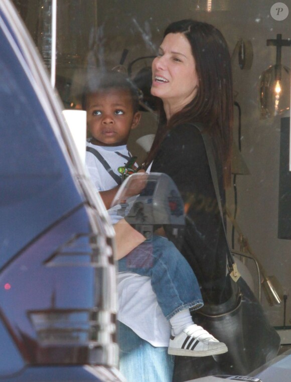 Sandra Bullock fait du shopping avec son fils Louis dans une boutique de lampe à Los Angeles le 21 Janvier 2013.