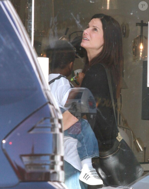 La jolie Sandra Bullock fait du shopping avec son fils Louis dans une boutique de lampe à Los Angeles le 21 Janvier 2013.
