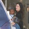 L'actrice Sandra Bullock fait du shopping avec son fils Louis dans une boutique de lampe à Los Angeles le 21 Janvier 2013.