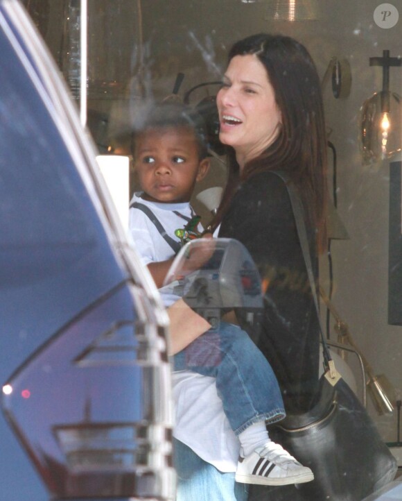 L'actrice Sandra Bullock fait du shopping avec son fils Louis dans une boutique de lampe à Los Angeles le 21 Janvier 2013.