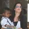 Sandra Bullock fait du shopping avec son fils le petit Louis dans une boutique de lampe à Los Angeles le 21 Janvier 2013.