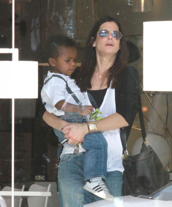 Sandra Bullock fait du shopping avec son fils le petit Louis dans une boutique de lampe à Los Angeles le 21 Janvier 2013.