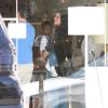 Sandra Bullock fait du shopping avec son fils Louis dans une boutique de lampe à Los Angeles le 21 Janvier 2013.