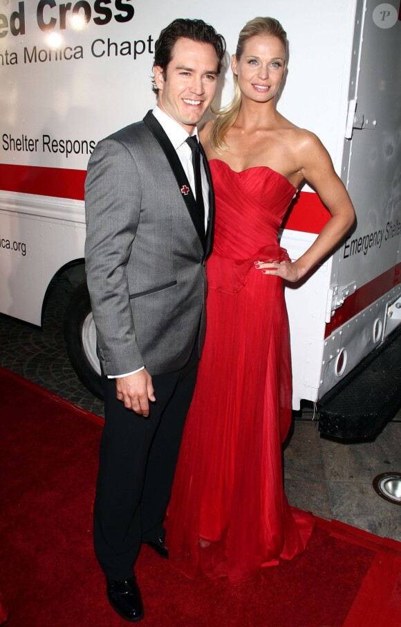 Mark-Paul Gosselaar et sa femme Catriona McGinn à Santa Monica, le 9 avril 2011. L'acteur reprendra-t-il bientôt son rôle de blondinet dans la série Sauvés par le gong?