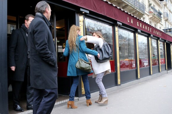 Florence Cassez et Melissa Theuriau se sont rencontrées au restaurant "La Grande Armée" a Paris, le 25 janvier 2013