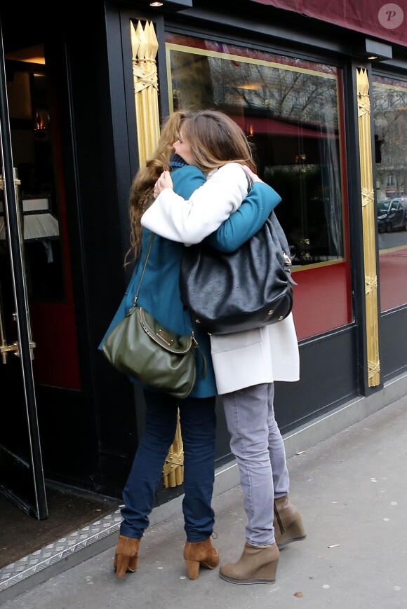 Florence Cassez et l'animatrice Melissa Theuriau se sont rencontrées au restaurant "La Grande Armée" a Paris, le 25 janvier 2013