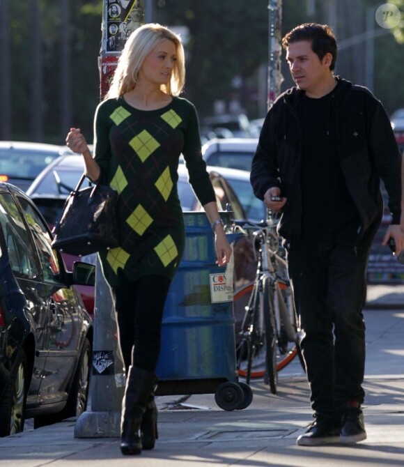 Holly Madison, enceinte, avec son compagnon dans les rues de Los Angeles le 27 octobre 2012.