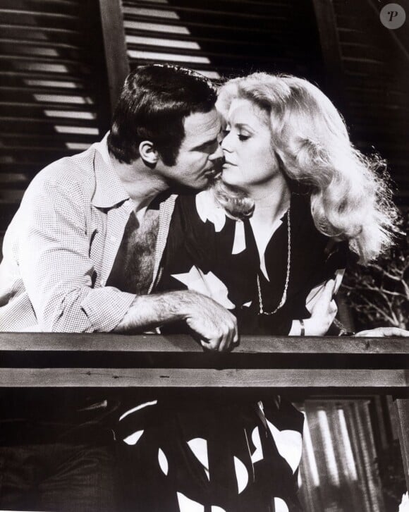 Burt Reynolds et Catherine Deneuve dans Hustle (1975).