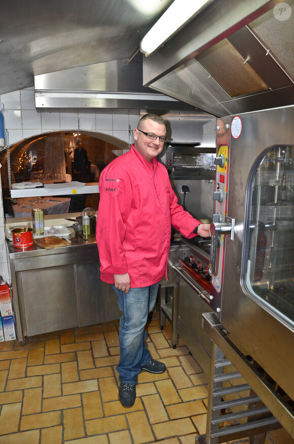 Ludovic Dumont, gagnant du Masterchef 2012 nous invite dans la cuisine du restaurant 'Le sens' rue du Lion d'or à Dunkerque, le 26 Janvier 2012.