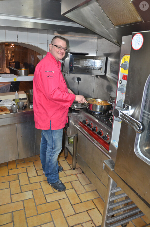 Ludovic Dumont, gagnant de l'émission Masterchef 2012 nous invite dans son restaurant 'Le sens' rue du Lion d'or à Dunkerque, le 26 Janvier 2012.