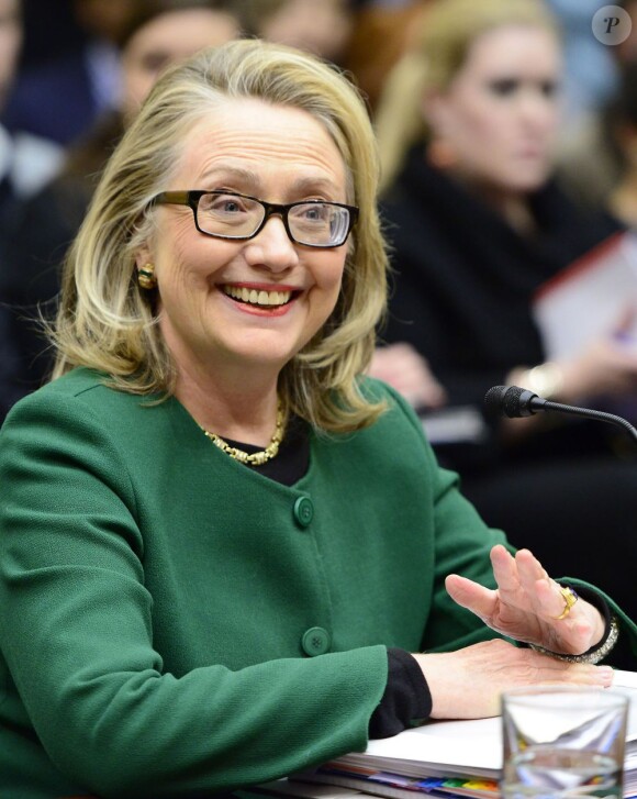 La secrétaire d'Etat Hillary Clinton avec ses nouvelles lunettes à Washington, le 23 janvier 2013.