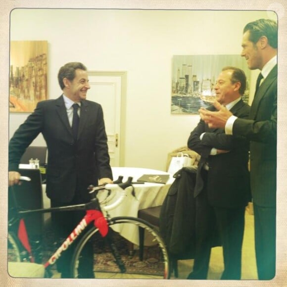 Nicolas Sarkozy reçoit un vélo de l'ancien cycliste Mario Cipollini pour son 58e anniversaire, le 28 janvier 2012 à Paris