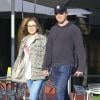 Michael C. Hall et sa petite amie Morgan Macgregor se promènent dans le quartier de West Hollywood, à Los Angeles, le 26 janvier 2013.