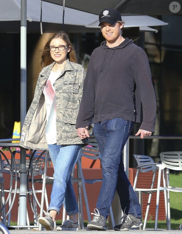 Michael C. Hall et sa petite amie Morgan Macgregor se promènent dans le quartier de West Hollywood, à Los Angeles, le 26 janvier 2013.