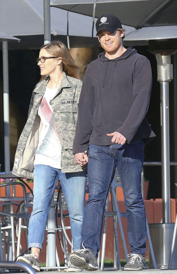 Michael C. Hall et sa petite amie Morgan Macgregor se promènent dans le quartier de West Hollywood, à Los Angeles, le 26 janvier 2013.
