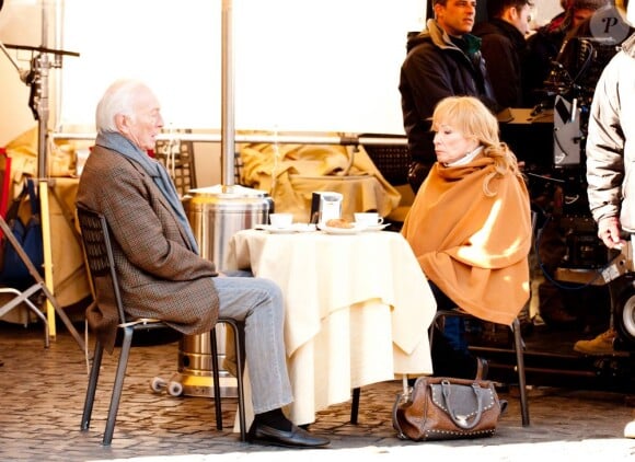 Shirley Mclaine et Christopher Plummer attablés sur une terrasse de la Piazza Del Popolo, Rome, le 28 janvier 2013.