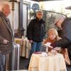 Shirley Mclaine prend les consignes pendant que Christopher Plummer s'installe sur le tournage d'Elsa & Fred à la Piazza Del Popolo, Rome, le 28 janvier 2013.