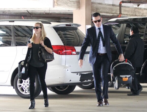 L'actrice Reese Witherspoon et son mari Jim Toth emmènent leur fils Tennessee chez le médecin à Santa Monica, le 29 janvier 2013.