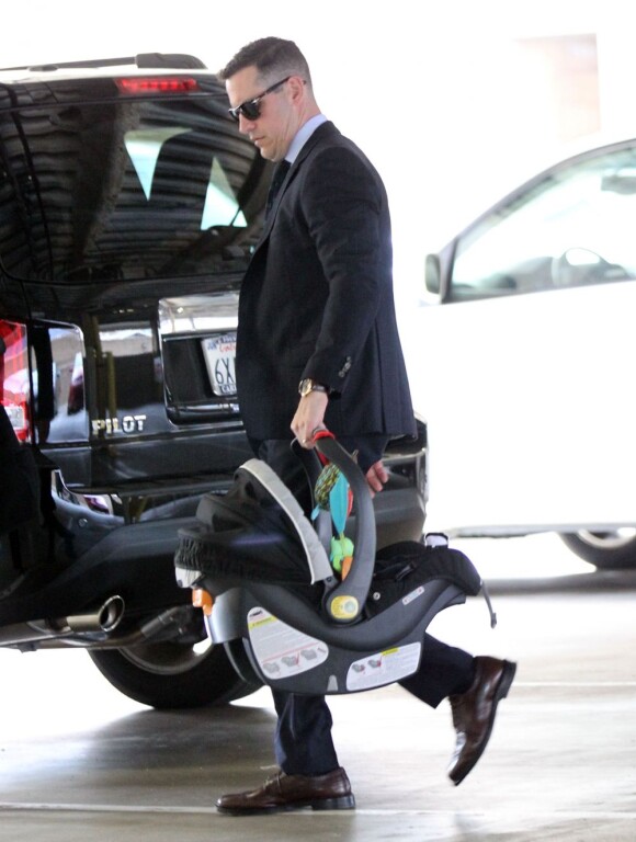 Reese Witherspoon et son compagnon Jim Toth emmènent leur fils Tennessee chez le médecin à Santa Monica, le 29 janvier 2013.