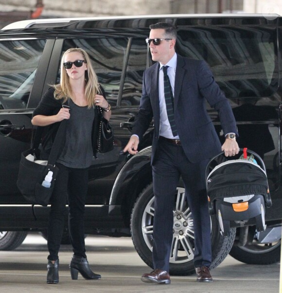 Reese Witherspoon et son mari Jim Toth emmènent leur fils Tennessee chez le médecin à Santa Monica, le 29 janvier 2013.