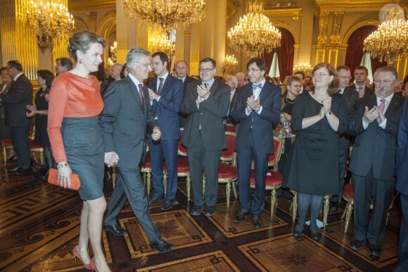 La princesse Mathilde de Belgique se distinguait par un chemisier orange. Le roi Albert II de Belgique et la reine Paola, le prince héritier Philippe et la princesse Mathilde, la princesse Astrid et le prince Lorenz, le prince Laurent et la princesse Claire lors de la réception du Nouvel An pour les autorités et personnalités du pays, au palais Laeken le 29 janvier 2013.