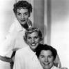 En 2013, il ne reste aucune des Andrews Sisters : Patty, la benjamine, est décédée le 30 janvier à 94 ans, plus de 45 ans après LaVerne, l'aînée (en haut) et plus de 17 ans après Maxene (en bas).