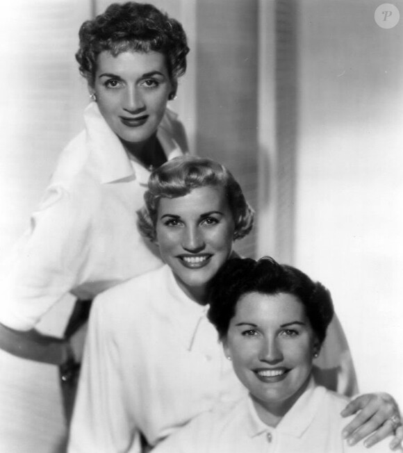 En 2013, il ne reste aucune des Andrews Sisters : Patty, la benjamine, est décédée le 30 janvier à 94 ans, plus de 45 ans après LaVerne, l'aînée (en haut) et plus de 17 ans après Maxene (en bas).