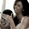 La belle Eva Longoria s'amuse avec un bel inconnu dans une publicité pour L'Oréal Men Expert, mise en ligne sur Youtube le 31 janvier 2013.