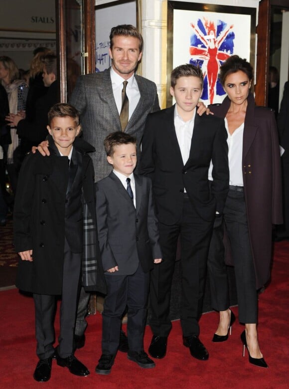 David et Victoria Beckham et leurs enfants Romeo, Cruz et Brooklyn au Piccadilly Theatre de Londres le 11 décembre 2012