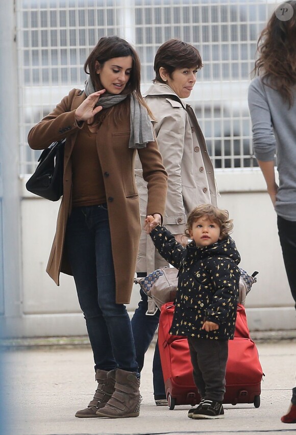 Penélope Cruz et son fils Leo arrivent à l'aéroport du Bourget à Paris, le 24 octobre 2012.