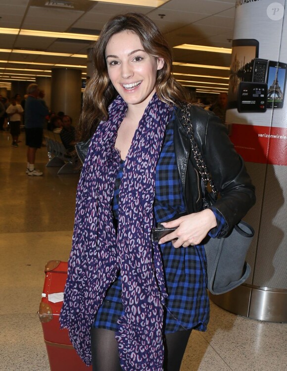Kelly Brook, très souriante, arrive à l'aéroport de Miami. Le 31 janvier 2013.