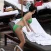 Kelly Brook se détend au bord de la piscine de l'hôtel The Setai où elle a momentanément posé ses valises. Miami, le 1er février 2013.