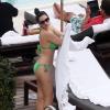 Kelly Brook se détend au bord de la piscine de l'hôtel The Setai où elle a momentanément posé ses valises. Miami, le 1er février 2013.