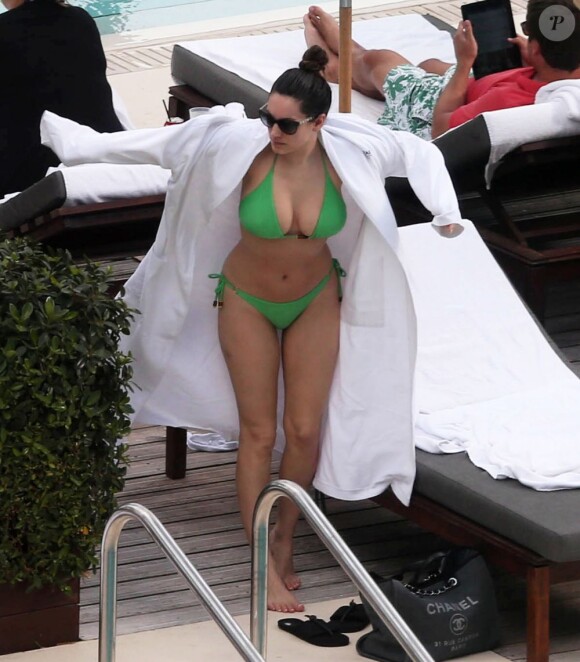 Kelly Brook, détendue et pulpeuse au bord de la piscine de l'hôtel The Setai où elle a momentanément posé ses valises. Miami, le 1er février 2013.