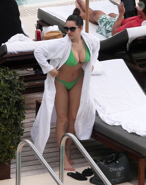 La sexy Kelly Brook se couvre avec un peignoir de l'hôtel The Setai où elle a momentanément posé ses valises. Miami, le 1er février 2013.