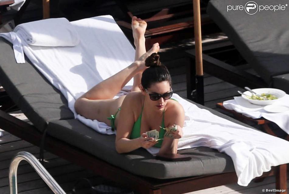 Kelly Brook se détend au bord de la piscine de l&#039;hôtel The Setai où elle a momentanément posé ses valises. Miami, le 1er février 2013.